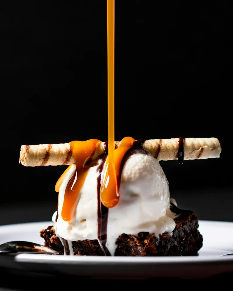 Brownie et boule de glace vanille nappés de caramel et de chocolat